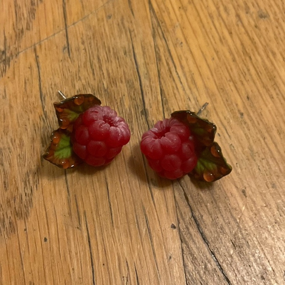 Raspberry stud earrings - Picture 3 of 3